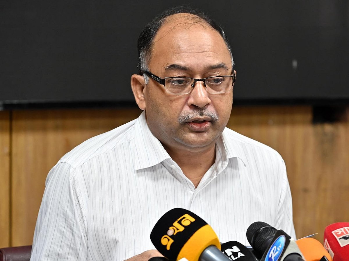 বন্যা পরিস্থিতি নিয়ে সংবাদ সম্মেলনে বক্তব্য দেন দুর্যোগ ব্যবস্থাপনা ও ত্রাণ মন্ত্রণালয়ের সচিব মো. কামরুল হাসান। ঢাকা, ২৫ আগস্ট